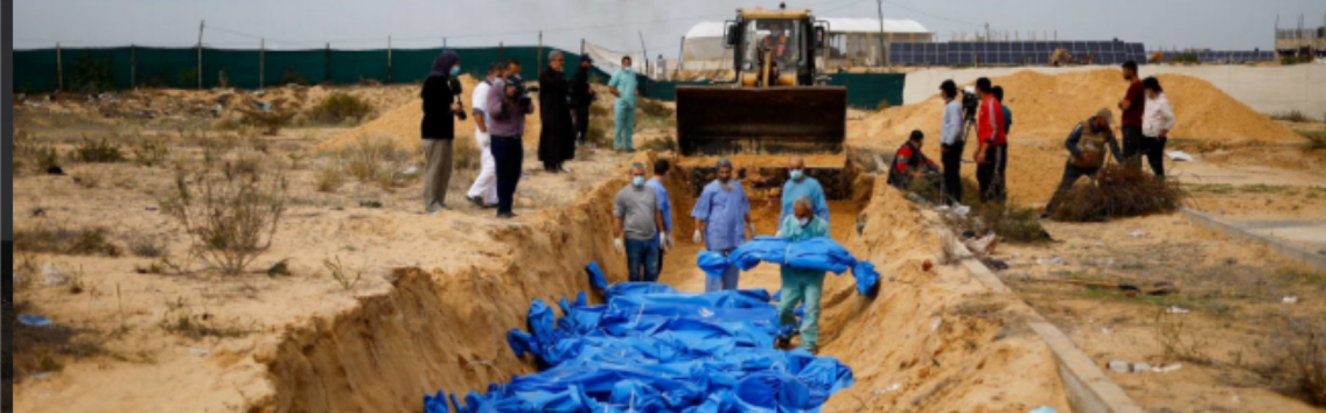 blauwe lijkzakken in een massagraf in Palestina