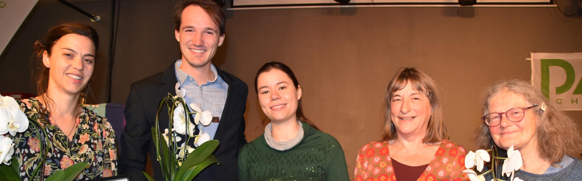 laureaten op een rij met bloemen