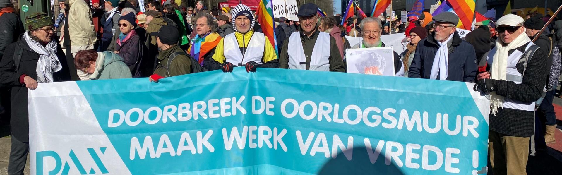 doorbreek de muur spandoek