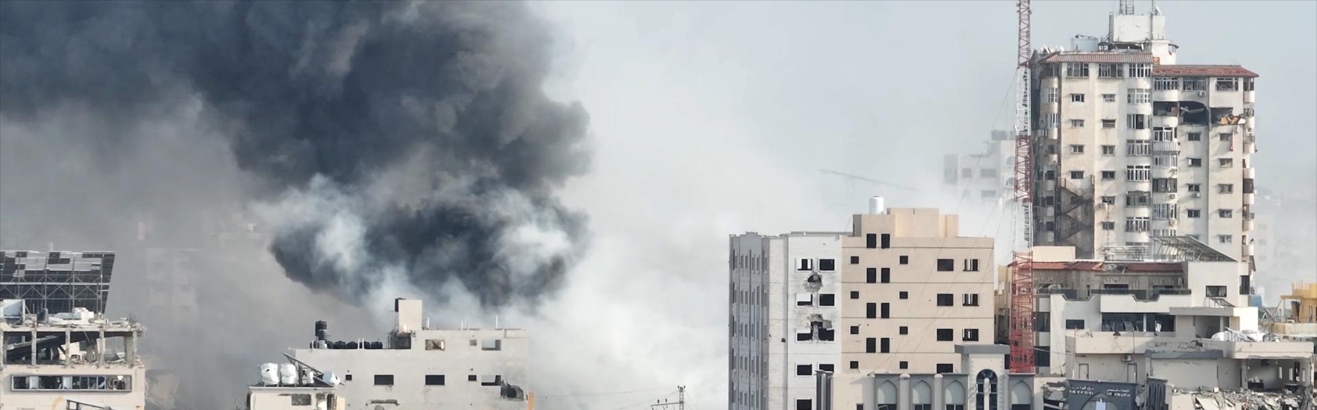 Rook boven vernielde gebouwen in Gaza