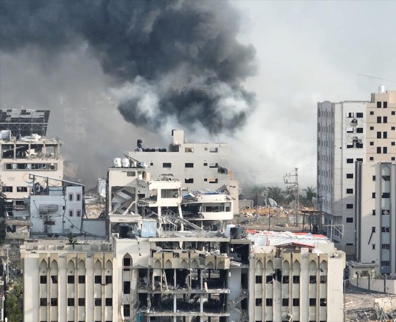 Rook boven vernielde gebouwen in Gaza