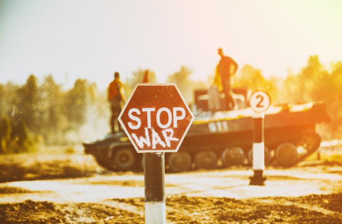 stop war verkeersbord met tank op de achtergrond