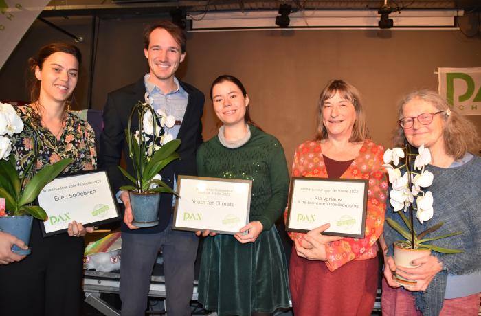 laureaten op een rij met bloemen