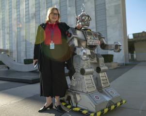 campagne tegen killer robots - robot met campagneverantwoordelijke