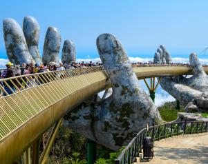 Brug met handen in Vietnam