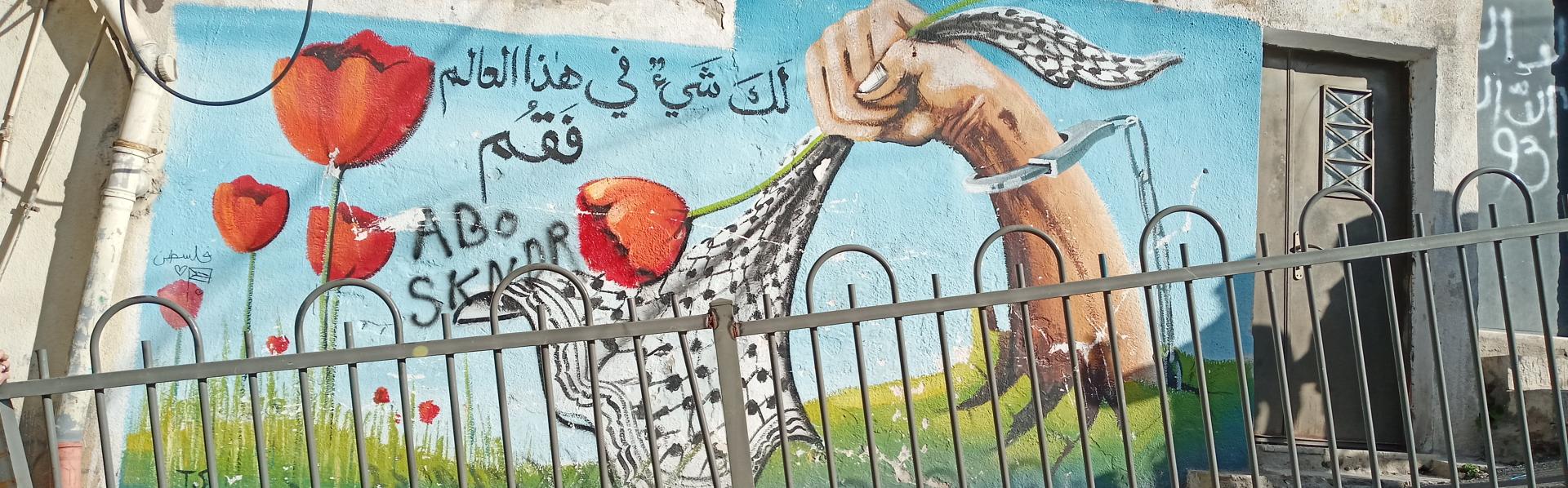 muur met rozen en keffiyeh in Palestina