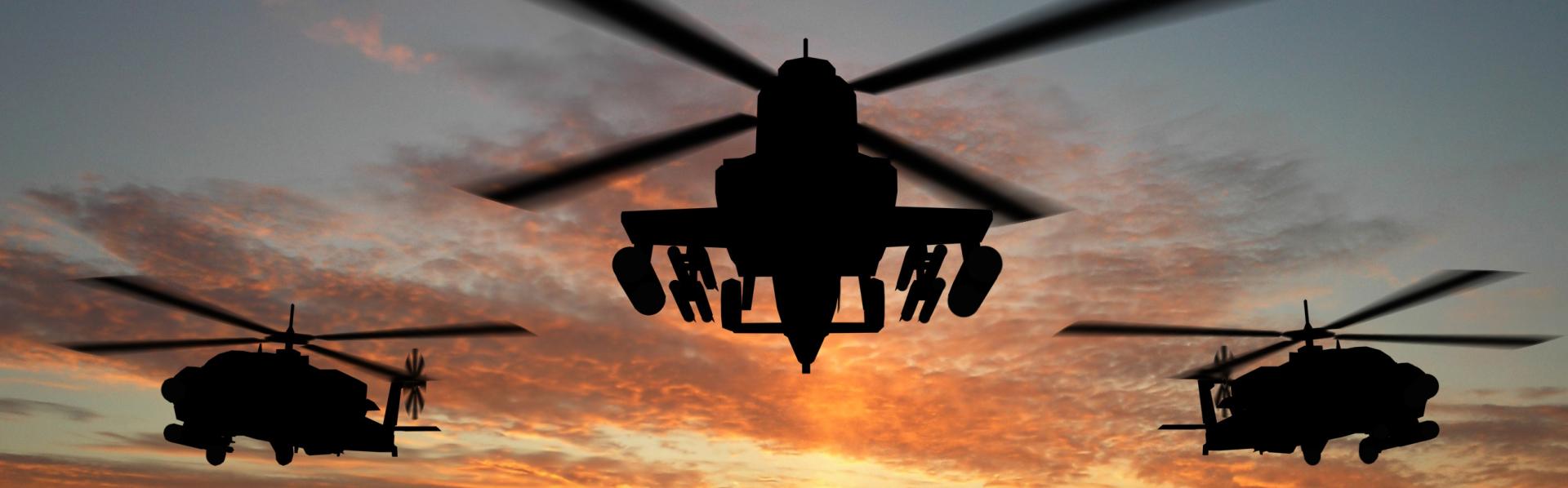 legerhelikopters onderweg tegen een ondergaande zon
