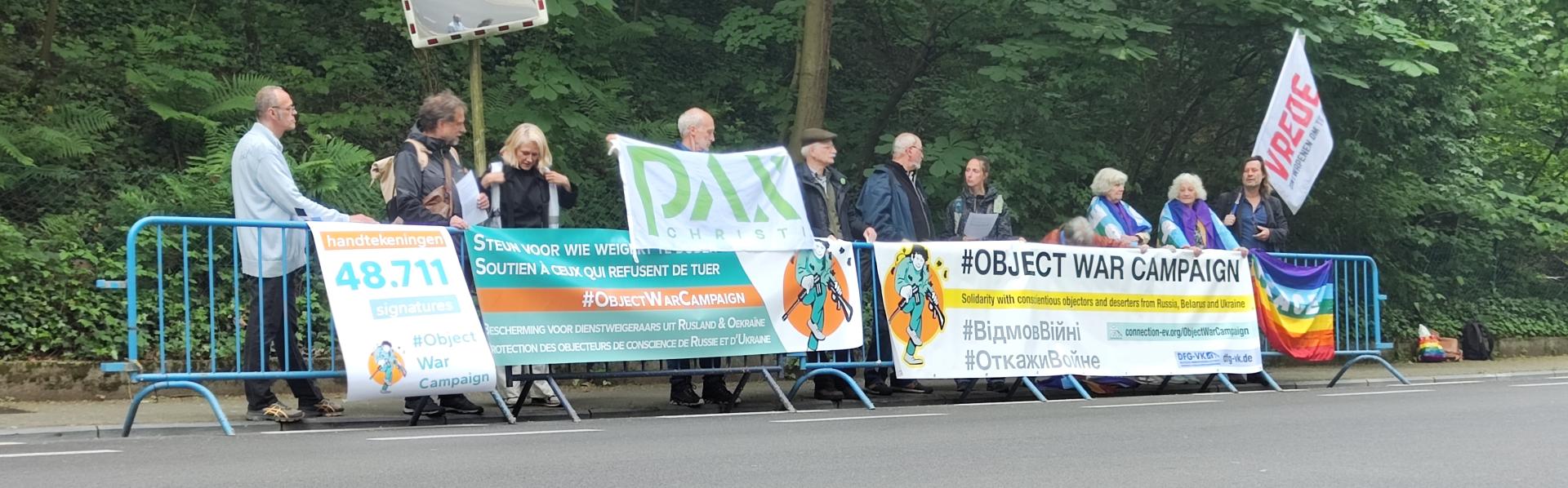 manifestanten met spandoeken 'steun zij die weigeren te doden'