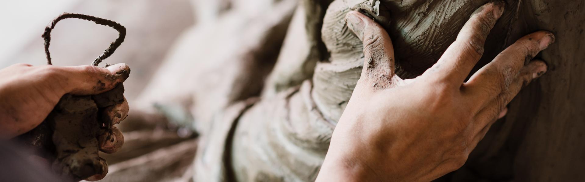  Boetserende handen maken een beeld van een mens.