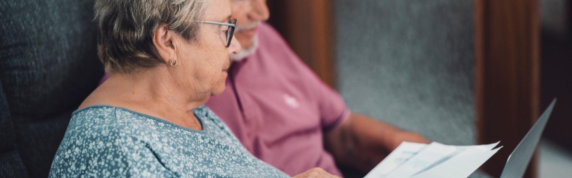 Ouder heteroseksueel koppel aan de laptop