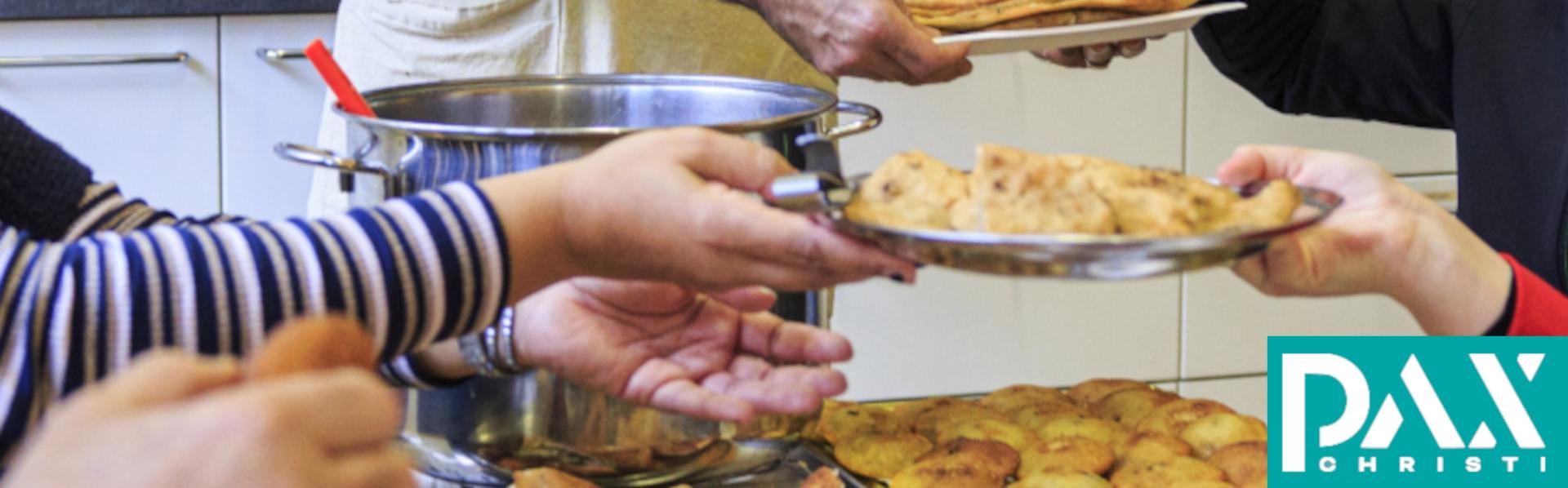 handen delen eten uit en nemen het aan