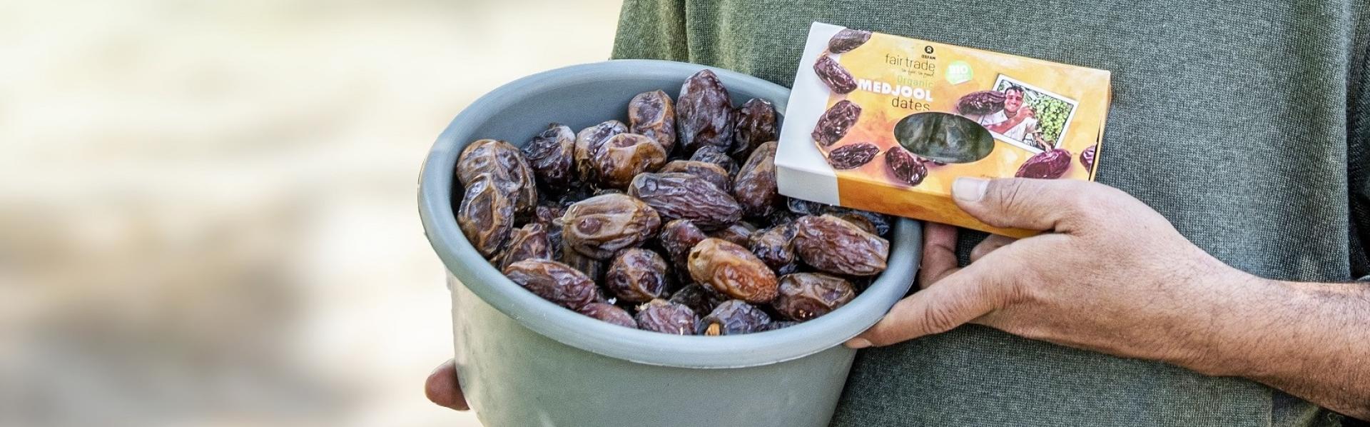Man met dadels in zijn handen