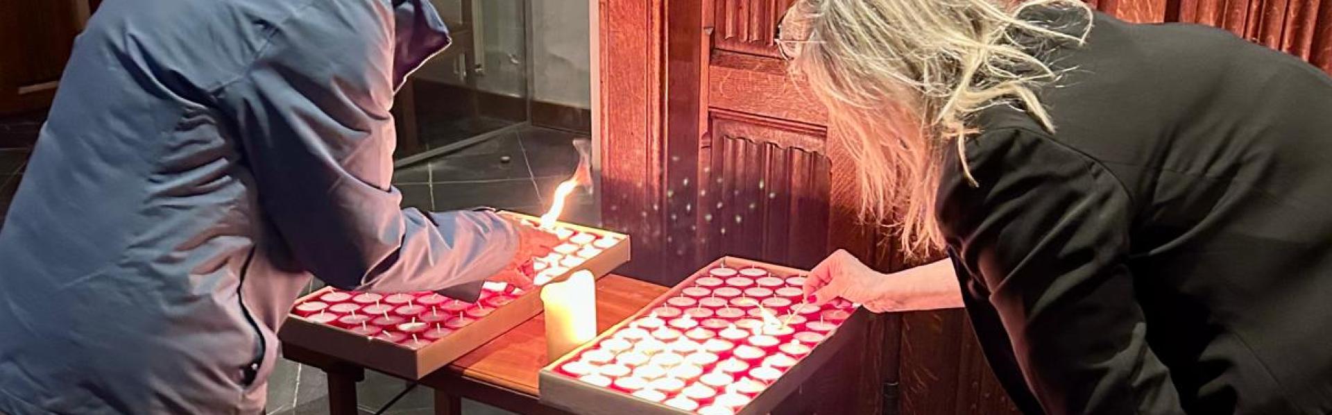 kaars branden tijdens vredesgebed