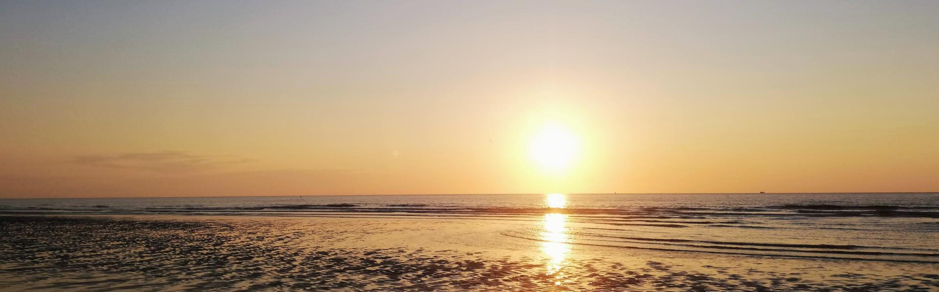 Zonsondergang over een strand