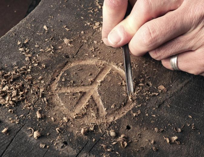 vredesteken uit hout gekerfd