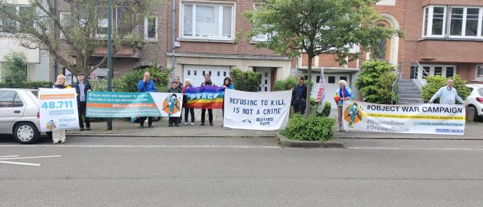 manifestanten met spandoeken 'steun zij die weigeren te doden'