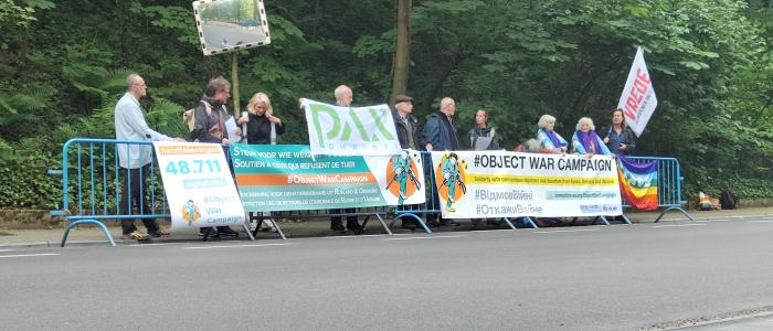 manifestanten met spandoeken 'steun zij die weigeren te doden'