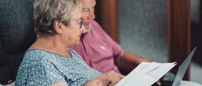 Ouder heteroseksueel koppel aan de laptop