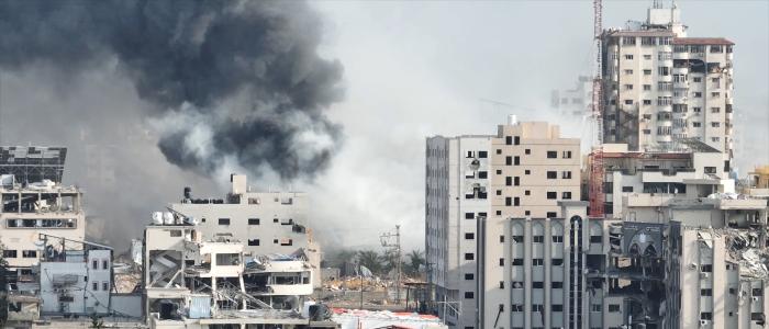 Rook boven vernielde gebouwen in Gaza