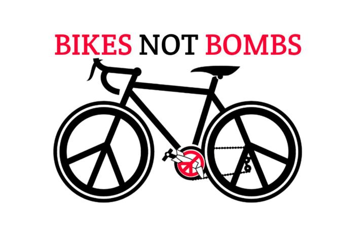 fiets met gebroken kernraket in verwerkt