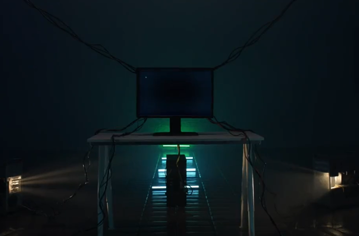 computer in donkere kamer