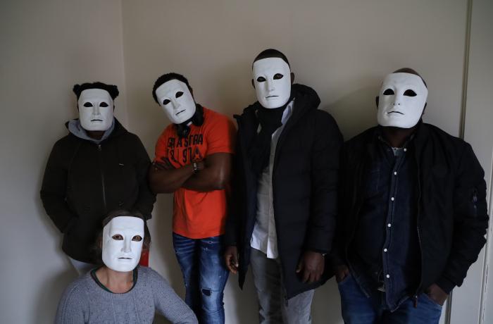 sans papiers met maskers - ongezien