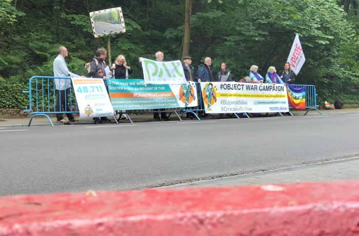 manifestanten met spandoeken 'steun zij die weigeren te doden'