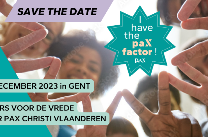 Mensen maken het vredesteken. In de tekst staat de save the date voor de viering van de ambassadeurs voor de vrede op 15 december in Gent.