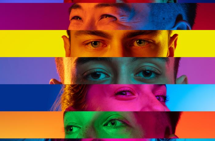 Verticaal samengesteld beeld van close-up mannelijke en vrouwelijke ogen geïsoleerd op gekleurde neon achtergrond. Veelkleurige strepen. Concept van gelijkheid, vereniging van alle naties, leeftijden en belangen.