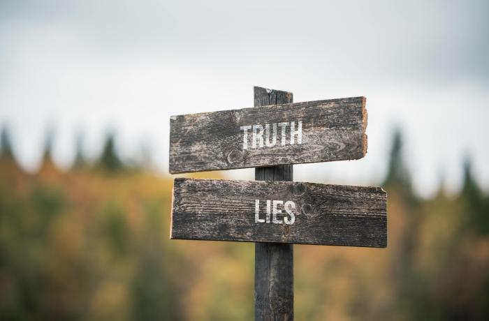 Tweerichtingsbordje: Truth leest het éne, Lies het andere.