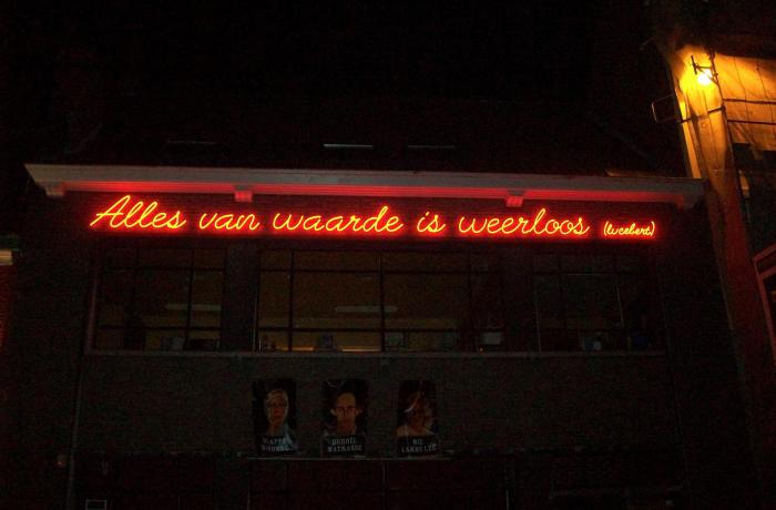 Verlichtingsbord: Alles van Waarde is Weerloos, Lucebert. Citaat & naamsvermelding op gevel van café Trefpunt in Gent.