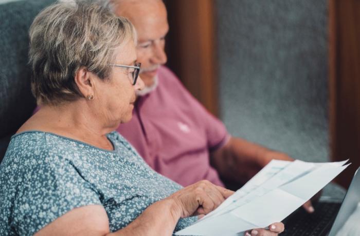 Ouder heteroseksueel koppel aan de laptop