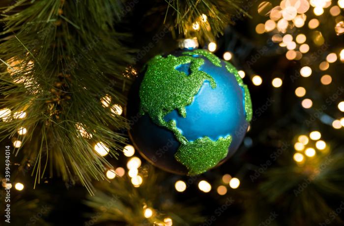 Wereldbol (kerstversiering) aan tak van kerstboom