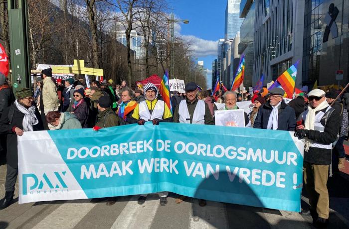 doorbreek de muur spandoek