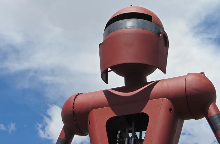 robot die kijkt naar de lucht