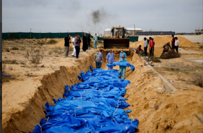 blauwe lijkzakken in een massagraf in Palestina