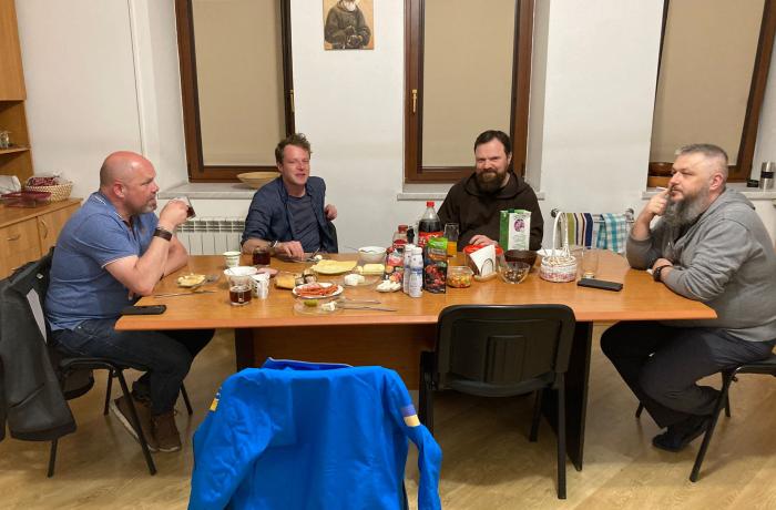 aan tafel bij de Kapucijnen in Kiev net voor de avondklok ingaat