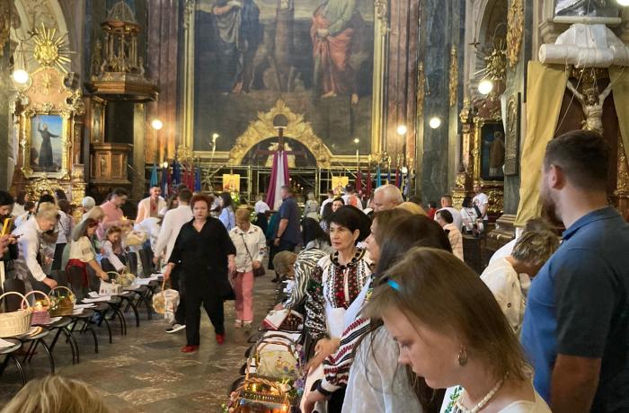 in een kerk in Lviv mensen die hun paaseieren laten zegenen