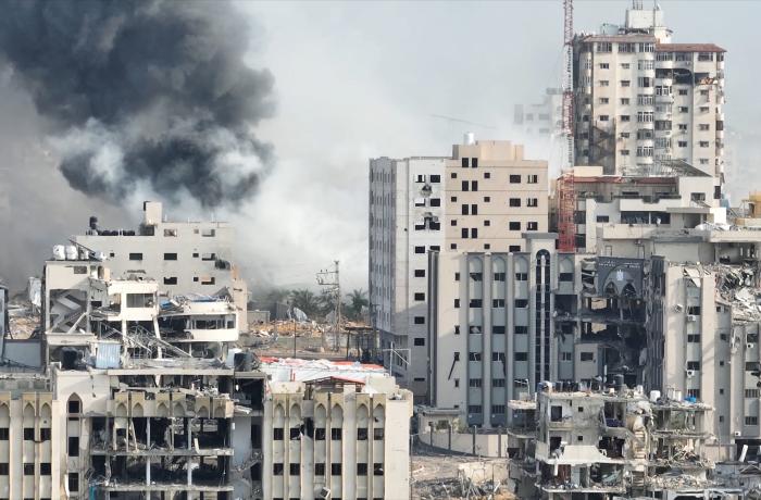 Rook boven vernielde gebouwen in Gaza