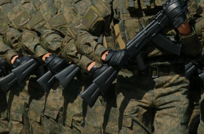 Soldaten met geweren