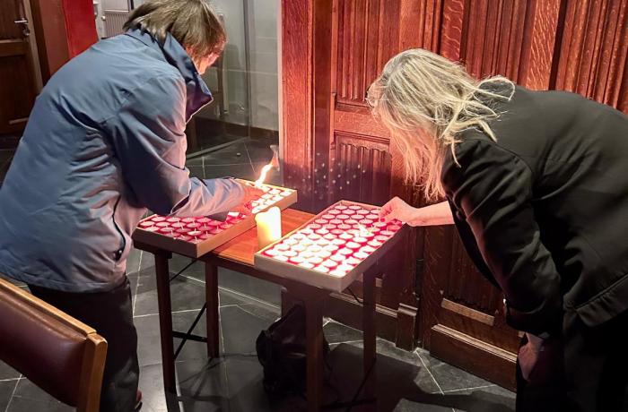 kaars branden tijdens vredesgebed