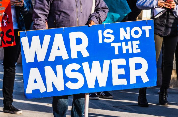 Bord met daarop "War is not the answer"