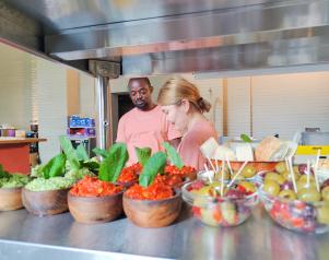 Mensen zonder wettig verblijf aan het werk in de keuken tijdens actie