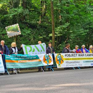 manifestanten met spandoeken 'steun zij die weigeren te doden'