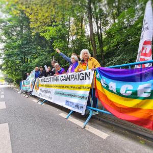 manifestanten met spandoeken 'object war' en vredesvlaggen