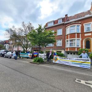 manifestanten met spandoeken voor Oekraïense ambassade