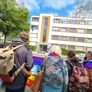 manifestanten met spandoeken voor Oekraïense ambassade