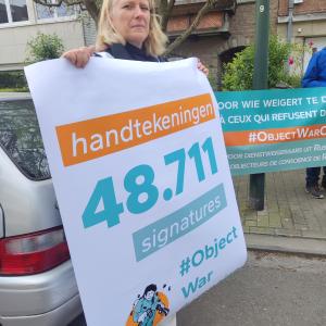 manifestanten met spandoeken voor Oekraïense ambassade