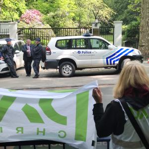 Pax Christi vlag met op de achtergrond de Russische ambassade