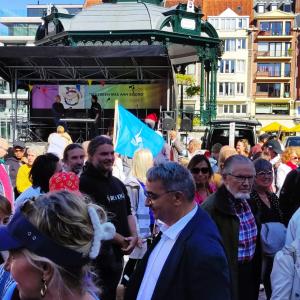 Wandelen voor vrede in Oostende (met hond en bord van Pax Christi)